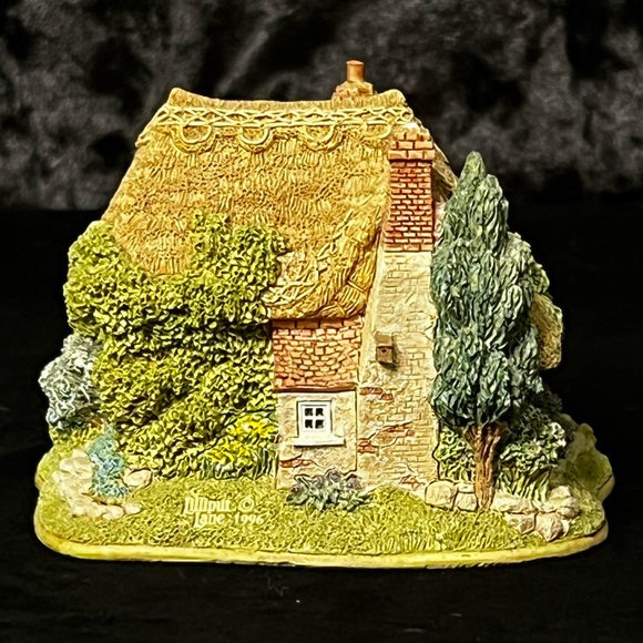 Lilliput Lane | Nursery Cottage | Much Valued Customer Special Edition - Picture 5 of 12